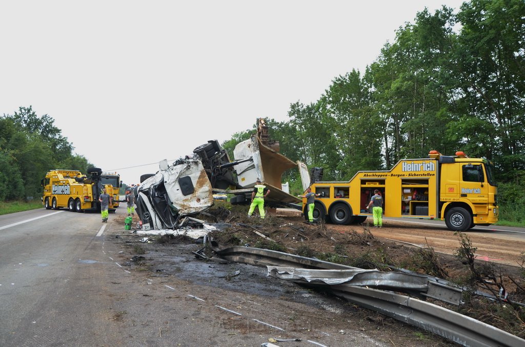 LKW umgestuerzt A 1 Rich Saarbruecken P119.JPG